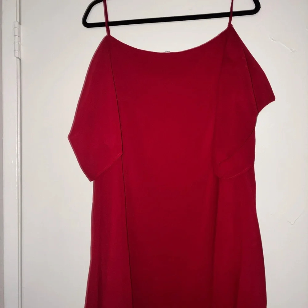 Elegant Red Off-Shoulder Dress - Picture 4 of 5